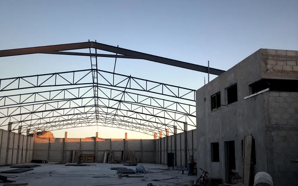 Nave con estructura de acero construida por REEMSA