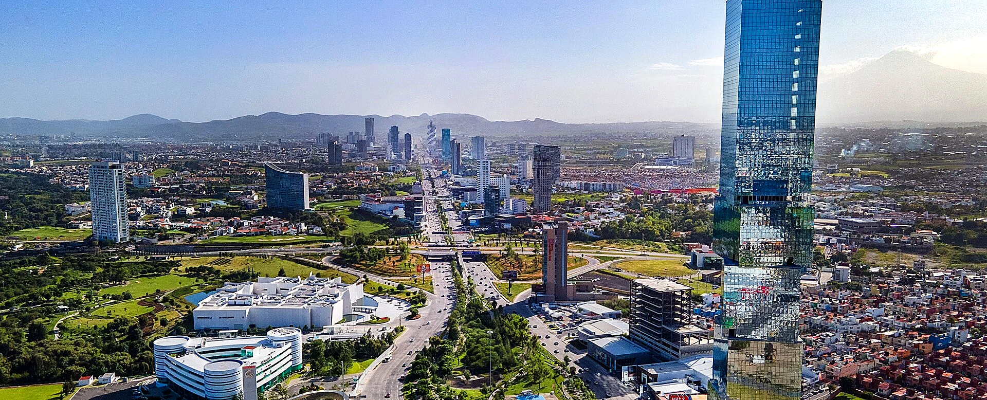 Vista aérea real de Angelópolis con sus torres corporativas y la Vía Atlixcáyotl
