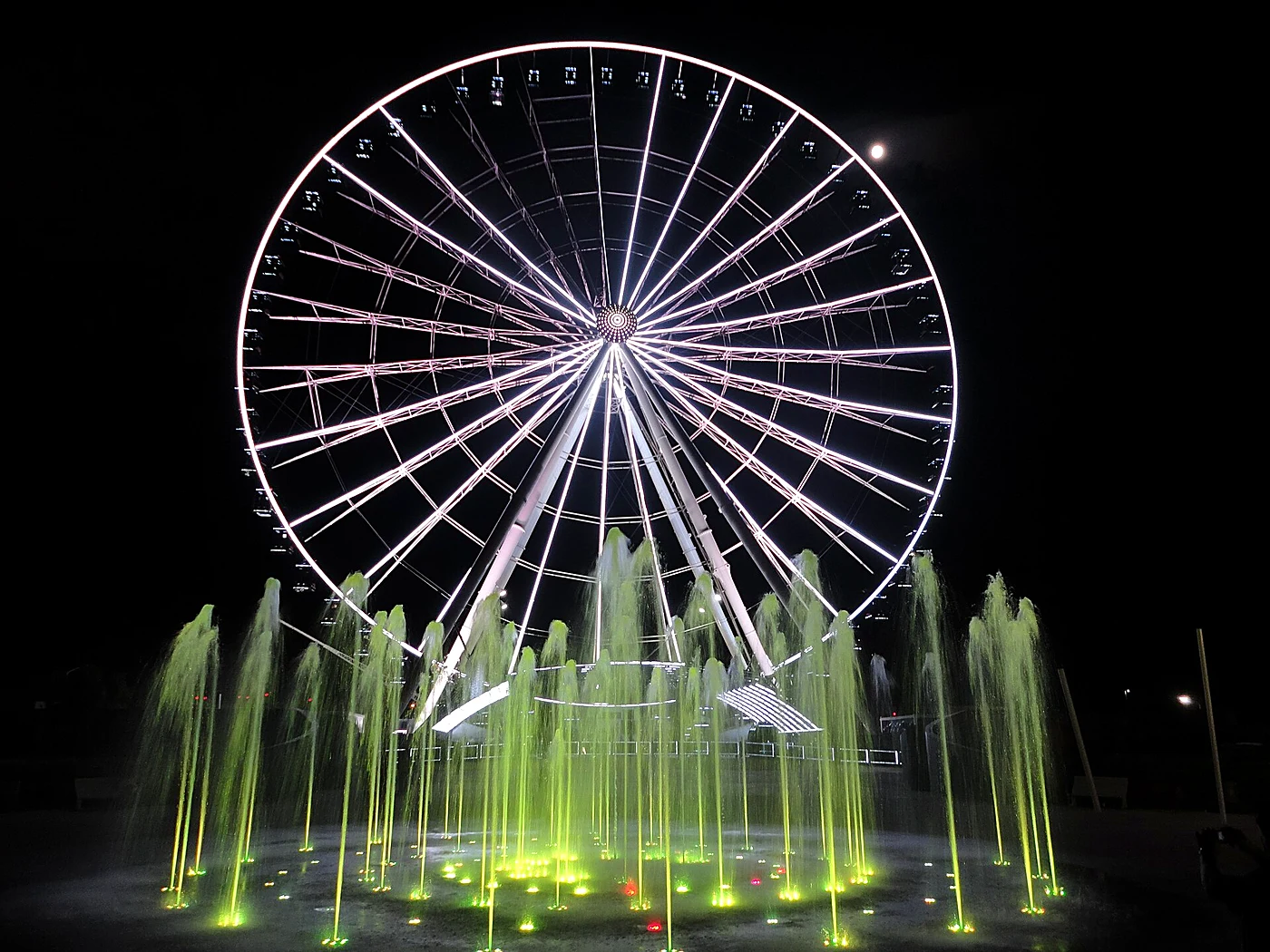 La Estrella de Puebla iluminada de noche